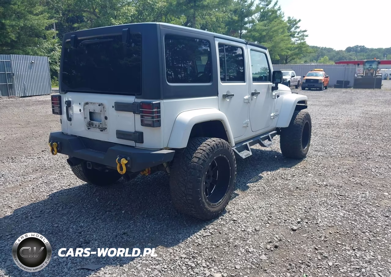2015 Jeep Wrangler Unlimited Sahara VIN:1C4BJWEG9FL604166 - 4