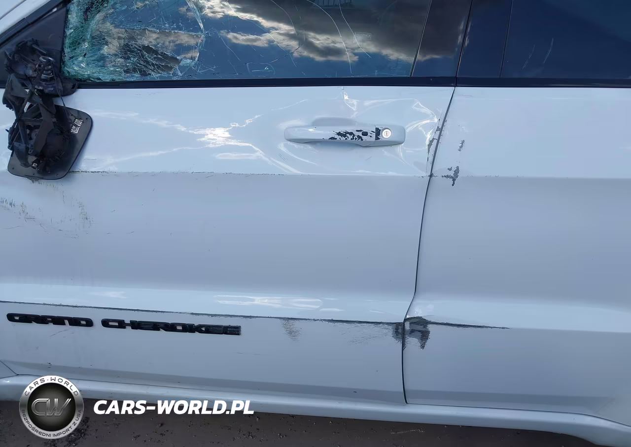 2018 Jeep Grand Cherokee Altitude 4X2 VIN:1C4RJEAG3JC479978 - 18