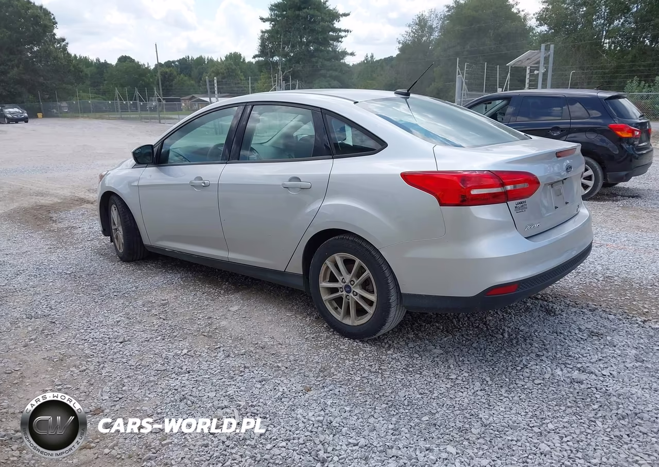 2018 Ford Focus Se VIN:1FADP3FEXJL281652 - 3