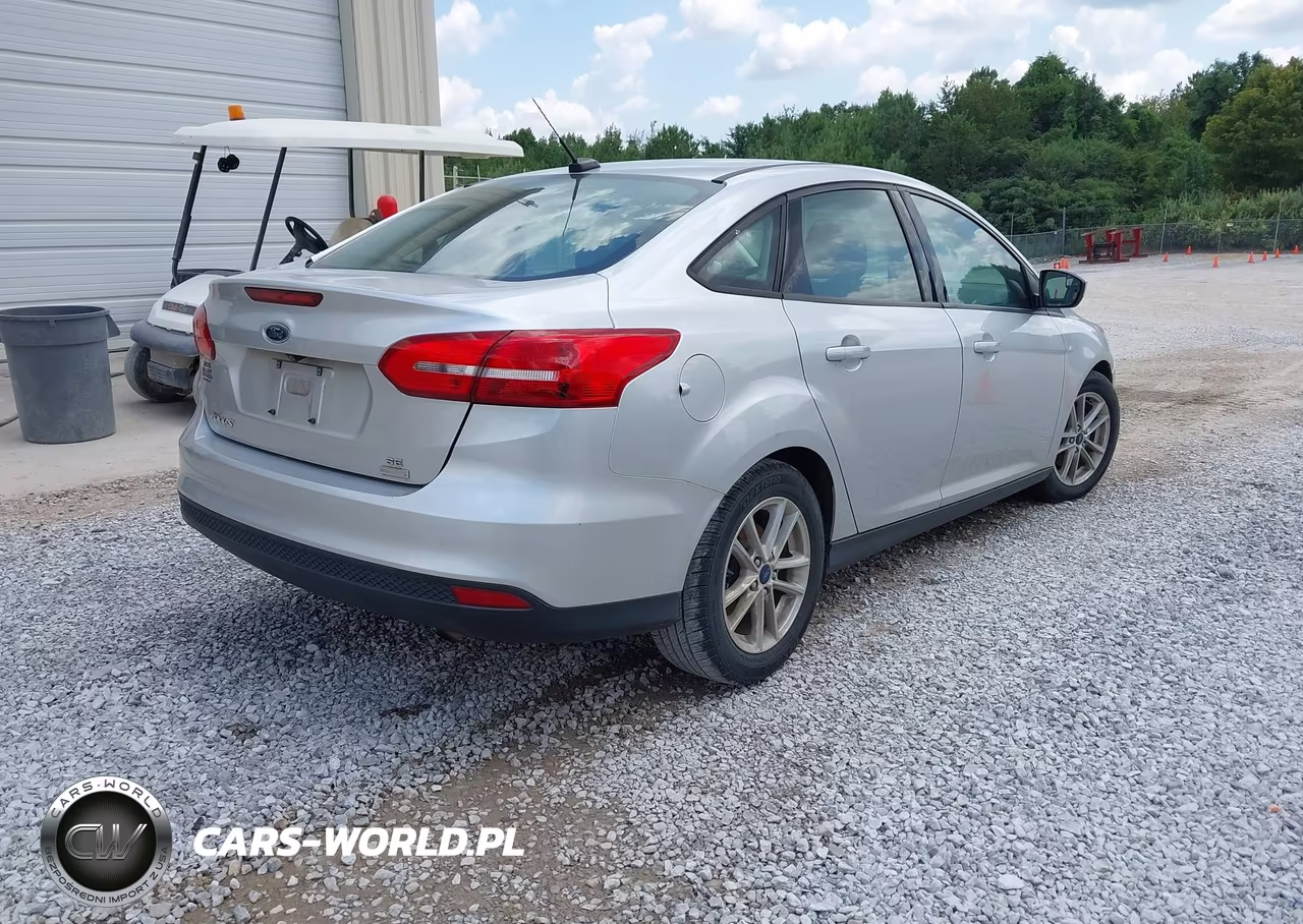 2018 Ford Focus Se VIN:1FADP3FEXJL281652 - 4
