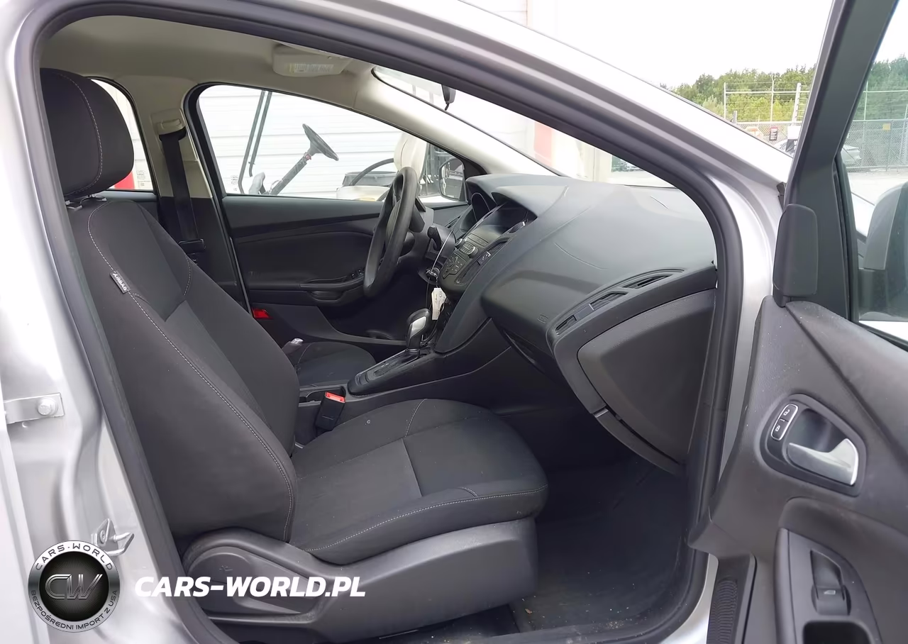 2018 Ford Focus Se VIN:1FADP3FEXJL281652 - 5