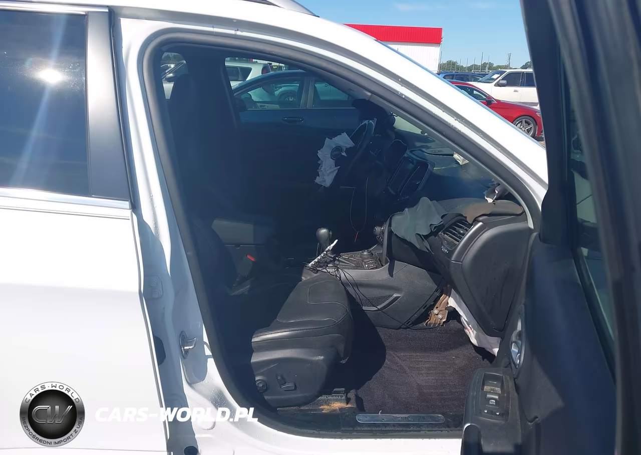 2019 Jeep Cherokee Overland 4X4 VIN:1C4PJMJN6KD124167 - 5