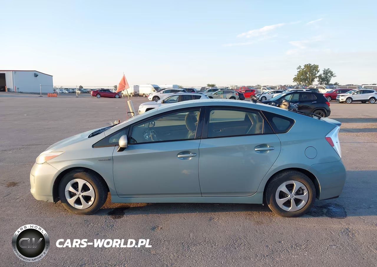 2013 Toyota Prius Two VIN:JTDKN3DU4D1660776 - 14