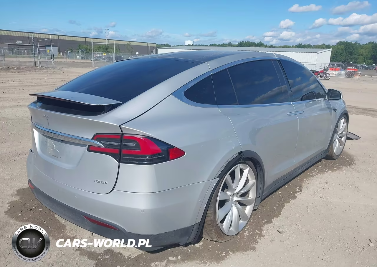 2017 Tesla Model X 100D-75D-90D VIN:5YJXCAE2XHF048804 - 4