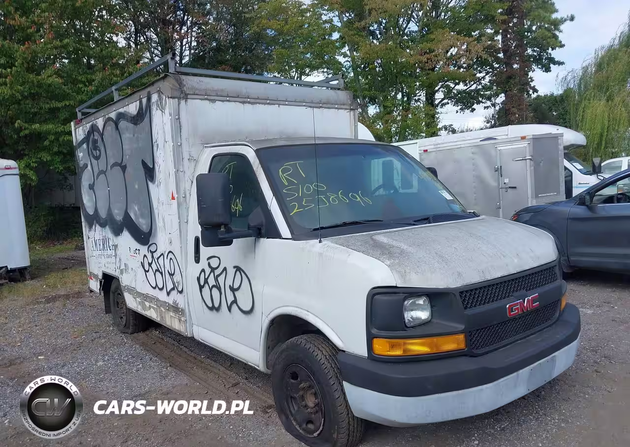 2005 GMC Savana Cutaway Standard