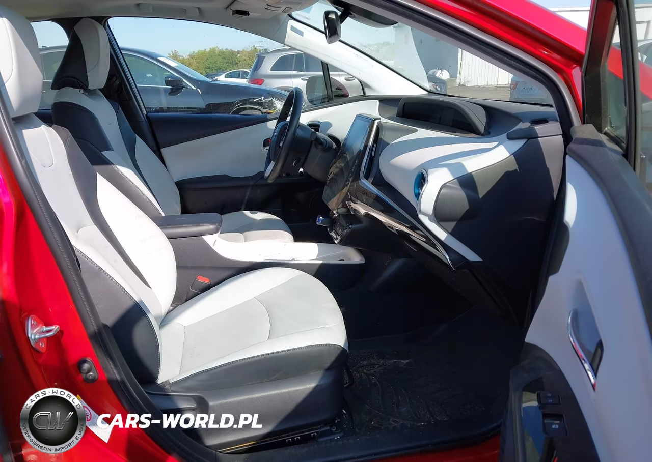 2018 Toyota Prius Four VIN:JTDKARFU9J3063585 - 5