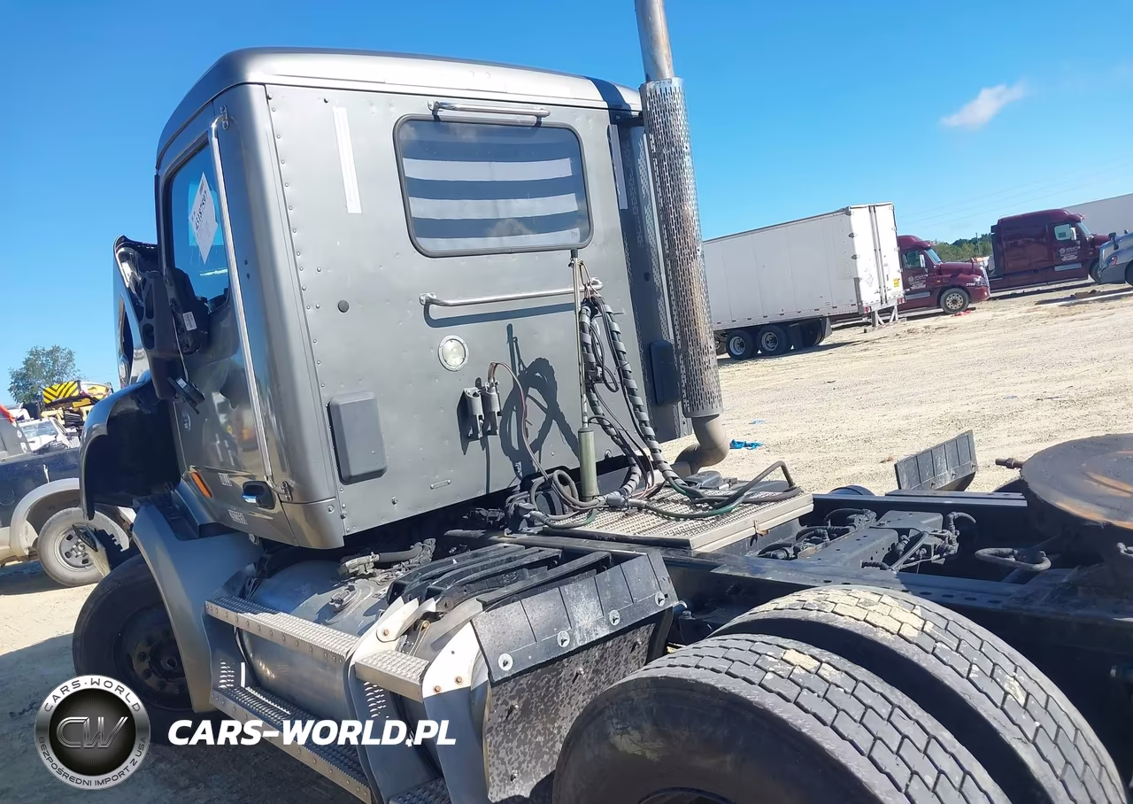 2017 Peterbilt 579 VIN:1XPBD49X6HD421065 - 14