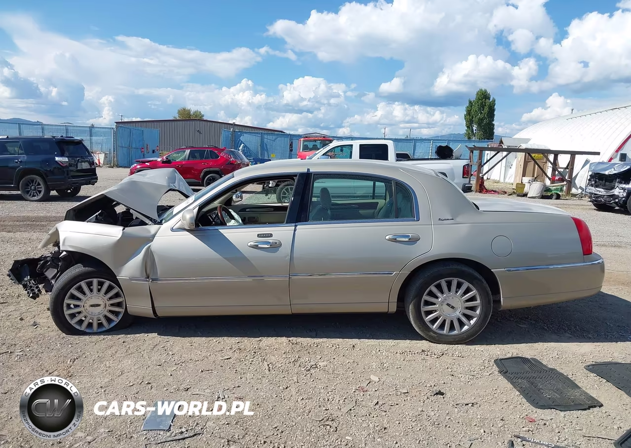 2004 Lincoln Town Car Signature VIN:1LNHM81W04Y641354 - 13