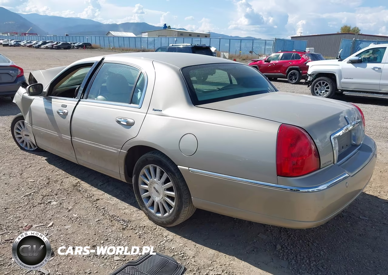 2004 Lincoln Town Car Signature VIN:1LNHM81W04Y641354 - 3