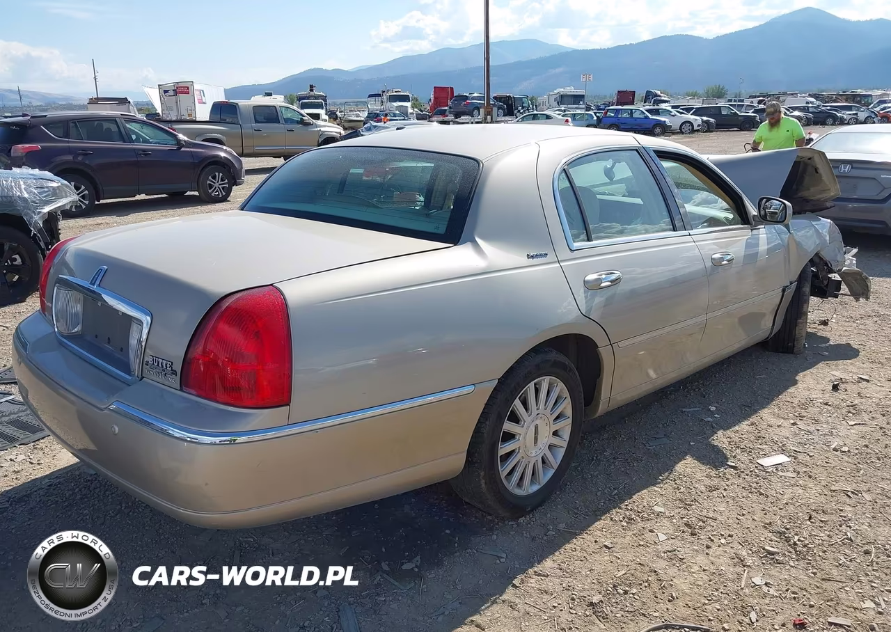 2004 Lincoln Town Car Signature VIN:1LNHM81W04Y641354 - 4