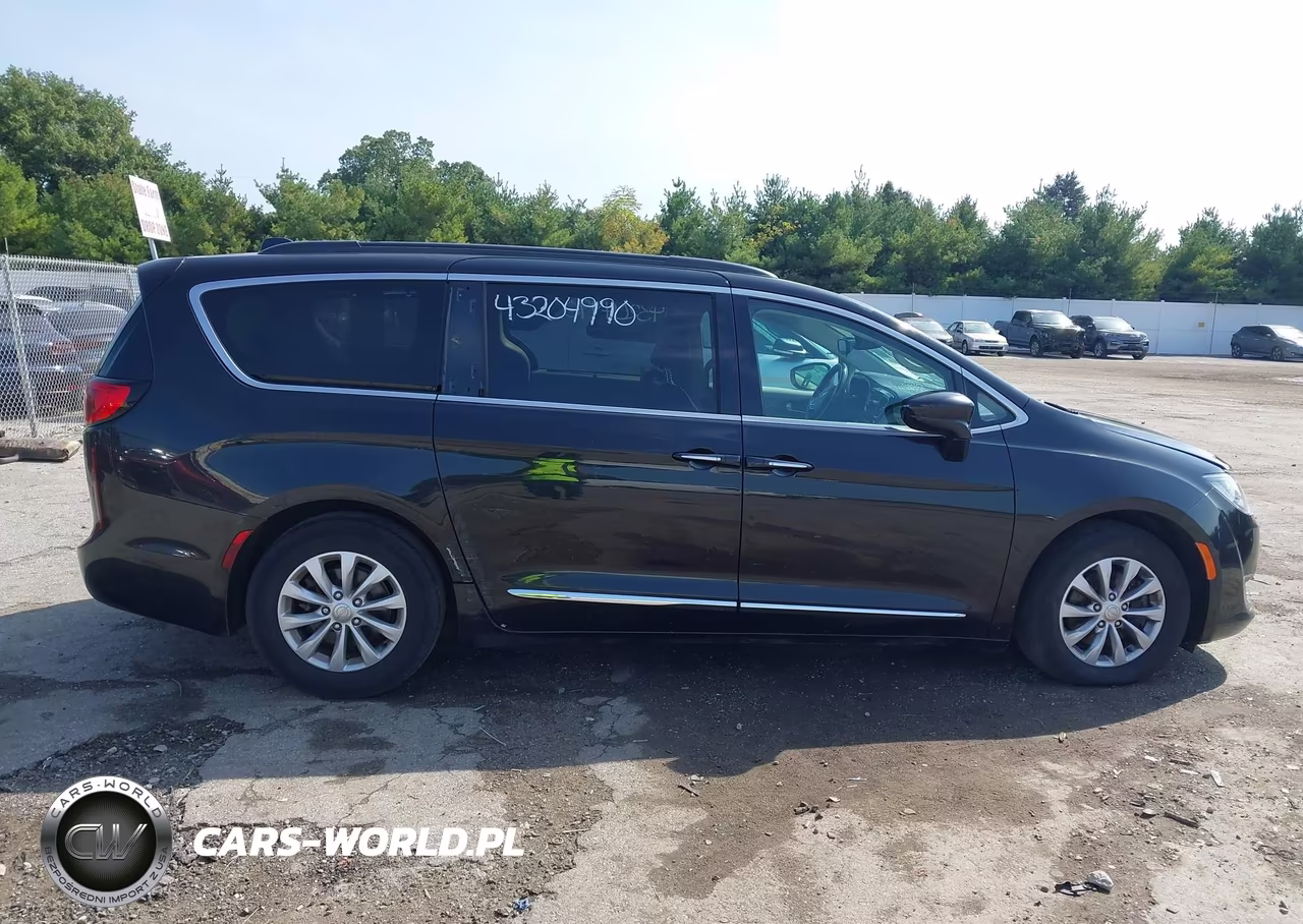 2017 Chrysler Pacifica Touring-L VIN:2C4RC1BG4HR795053 - 13