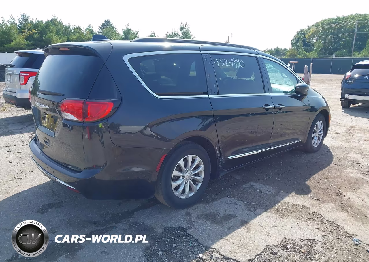 2017 Chrysler Pacifica Touring-L VIN:2C4RC1BG4HR795053 - 4