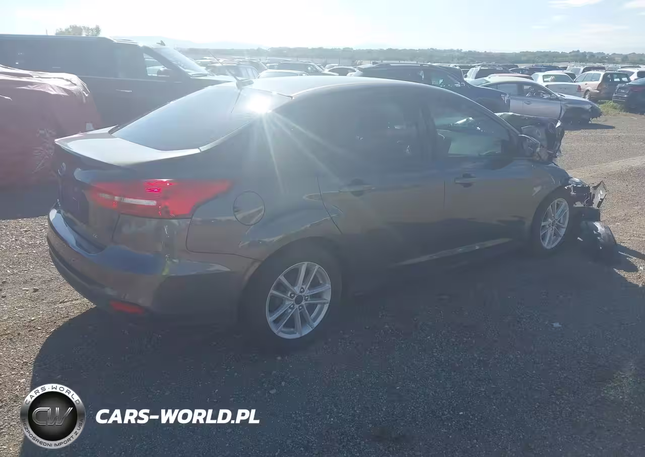 2017 Ford Focus Se VIN:1FADP3F2XHL277178 - 4