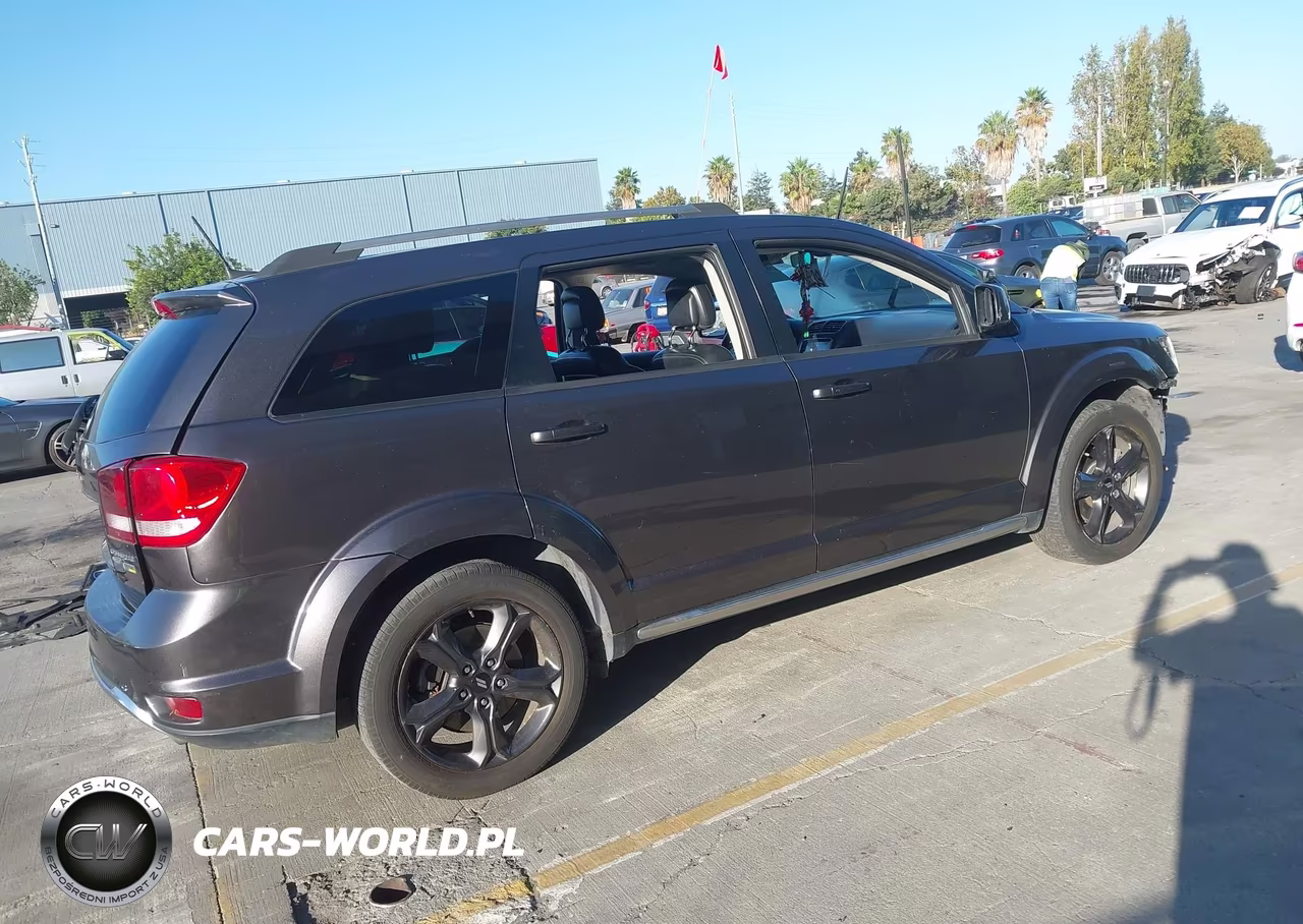 2018 Dodge Journey Crossroad VIN:3C4PDCGGXJT475747 - 4