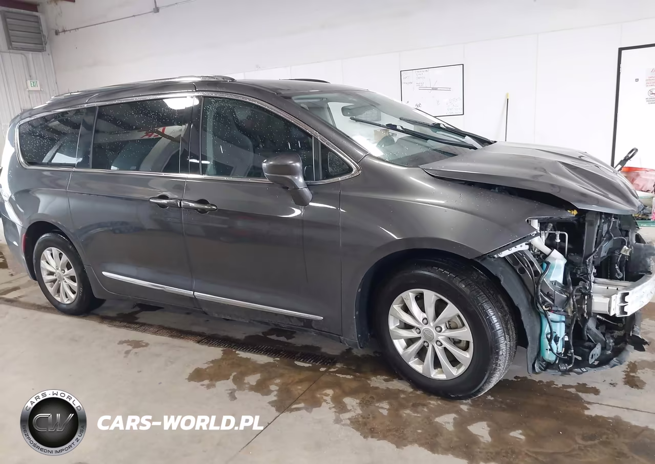 2018 Chrysler Pacifica Touring L Plus VIN:2C4RC1EG1JR130256 - 14