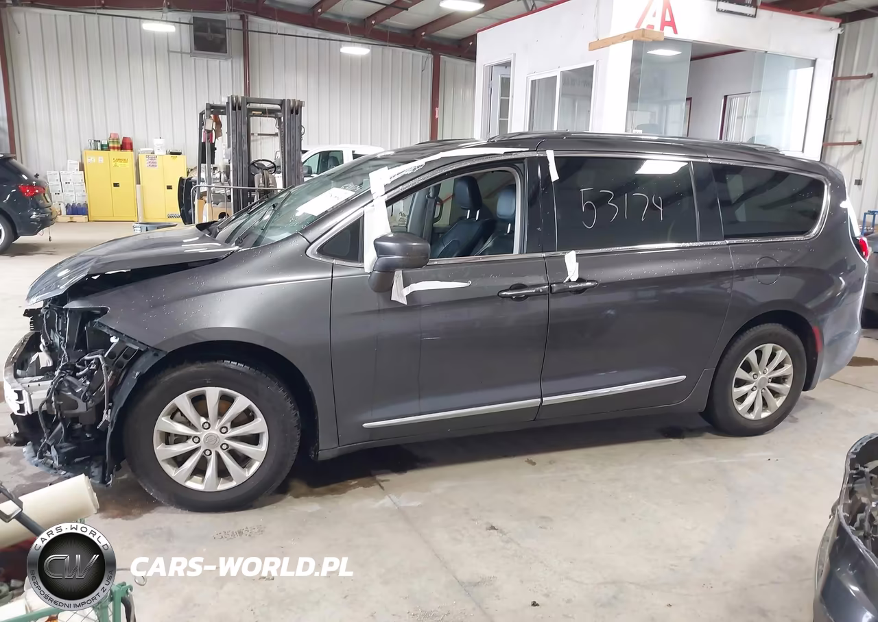 2018 Chrysler Pacifica Touring L Plus VIN:2C4RC1EG1JR130256 - 15