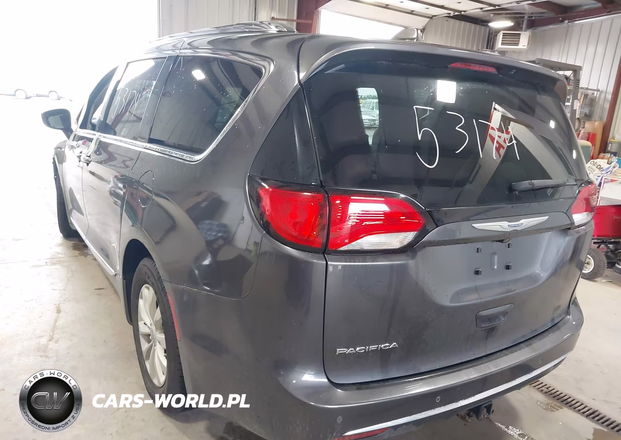 2018 Chrysler Pacifica Touring L Plus VIN:2C4RC1EG1JR130256 - 3