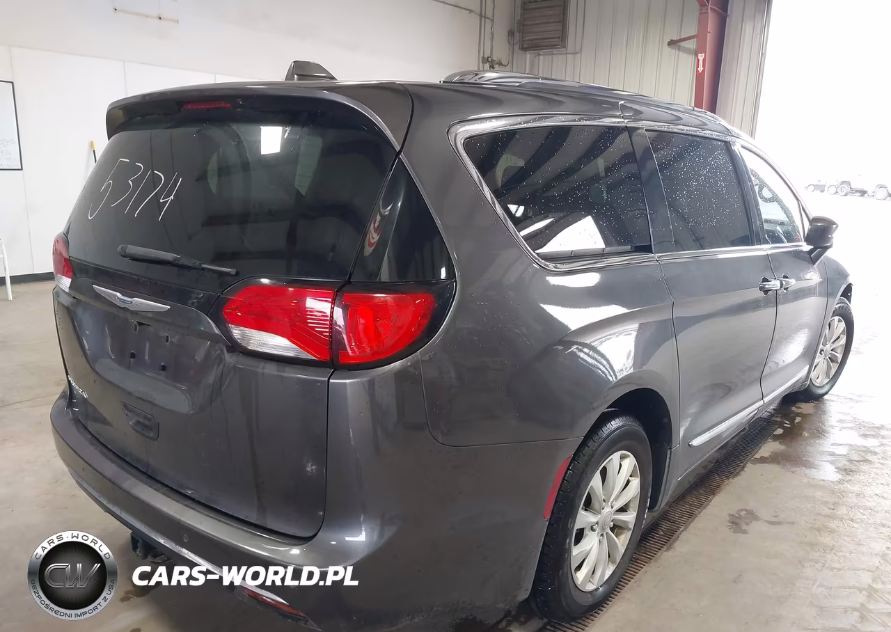 2018 Chrysler Pacifica Touring L Plus VIN:2C4RC1EG1JR130256 - 4
