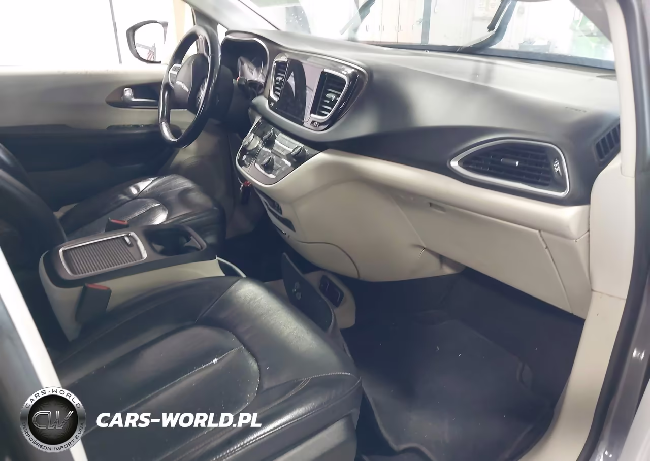 2018 Chrysler Pacifica Touring L Plus VIN:2C4RC1EG1JR130256 - 5