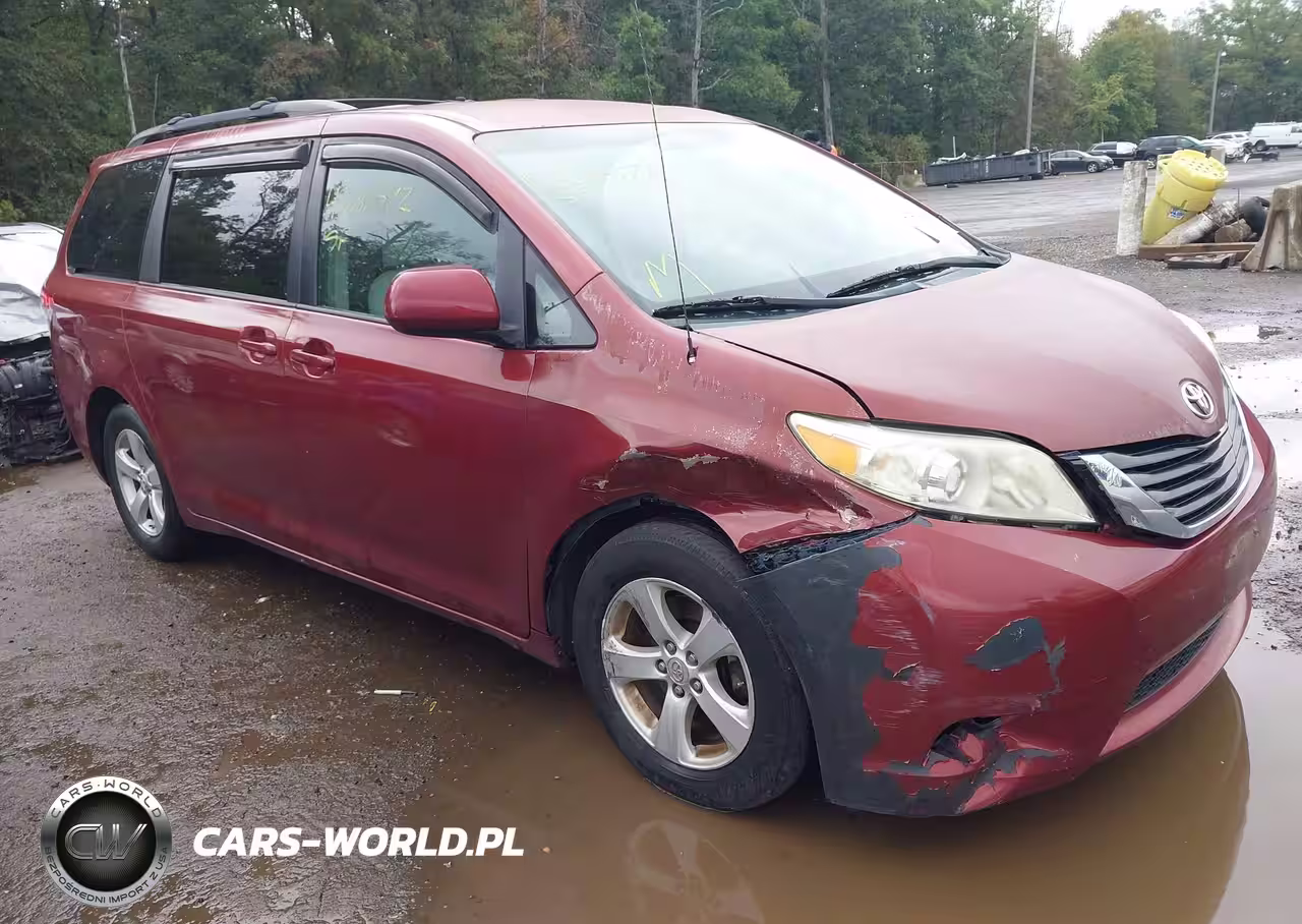 2012 Toyota Sienna Le V6 8 Passenger
