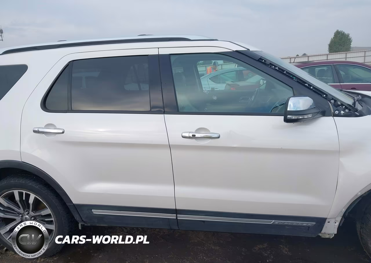 2016 Ford Explorer Platinum VIN:1FM5K8HT3GGC10702 - 13