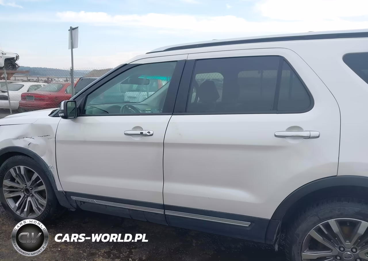 2016 Ford Explorer Platinum VIN:1FM5K8HT3GGC10702 - 14