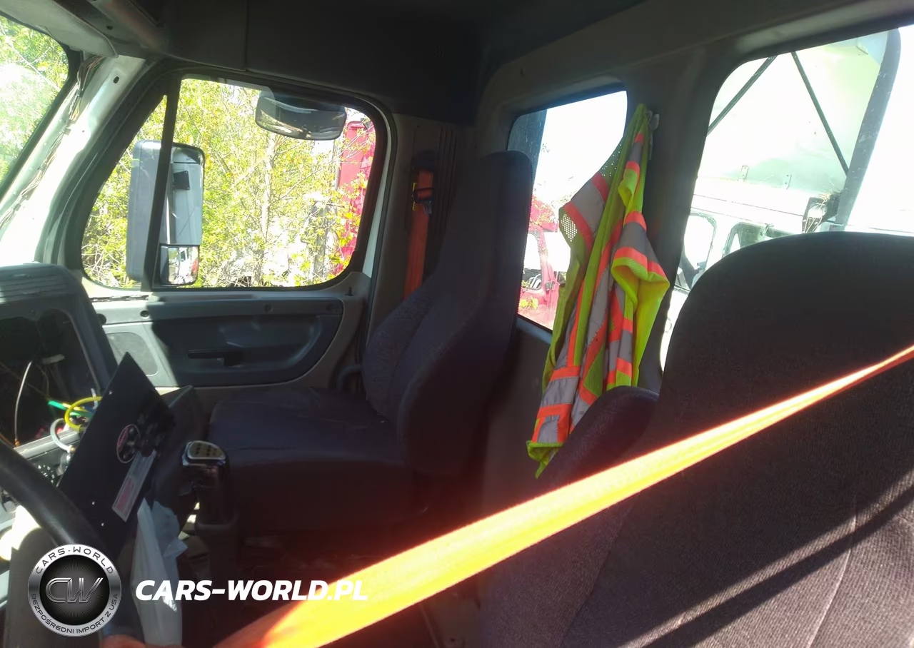 2017 Freightliner Cascadia 125 VIN:3AKJGEDVXHSHR3370 - 7