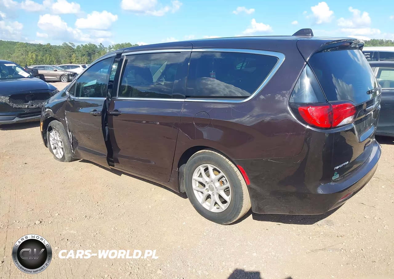 2017 Chrysler Pacifica Touring VIN:2C4RC1DG8HR704816 - 3