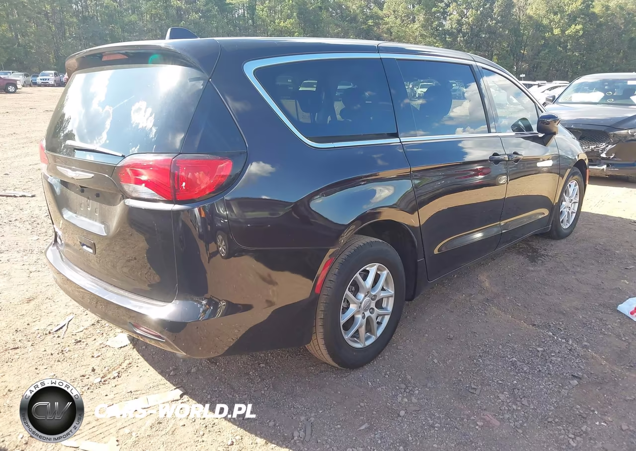 2017 Chrysler Pacifica Touring VIN:2C4RC1DG8HR704816 - 4