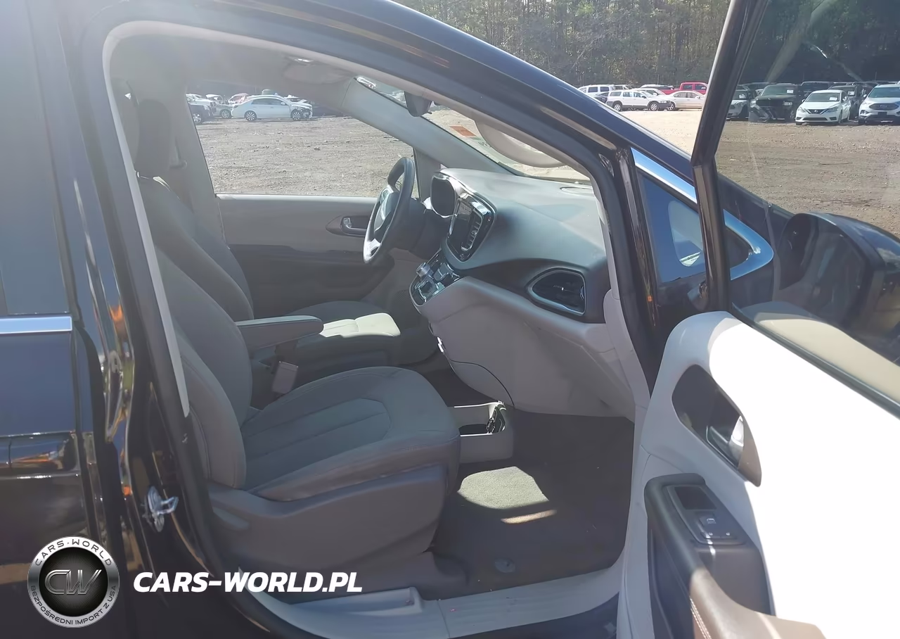2017 Chrysler Pacifica Touring VIN:2C4RC1DG8HR704816 - 5