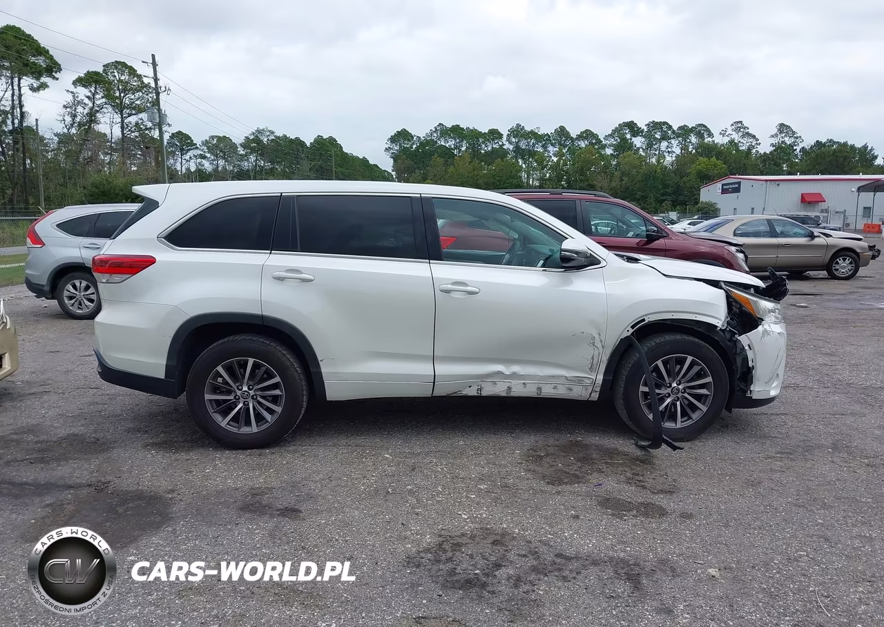 2018 Toyota Highlander Le VIN:5TDZARFH1JS035215 - 13