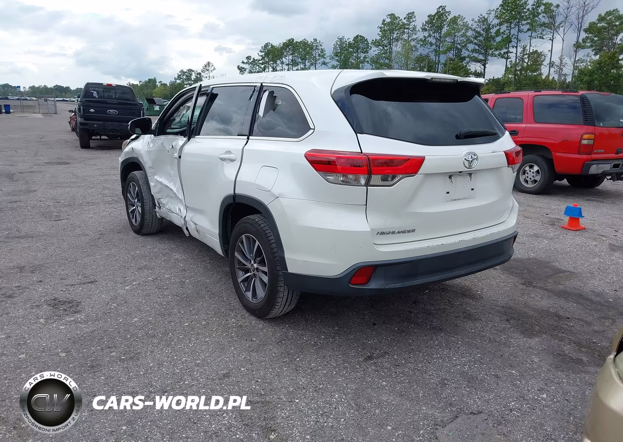 2018 Toyota Highlander Le VIN:5TDZARFH1JS035215 - 3