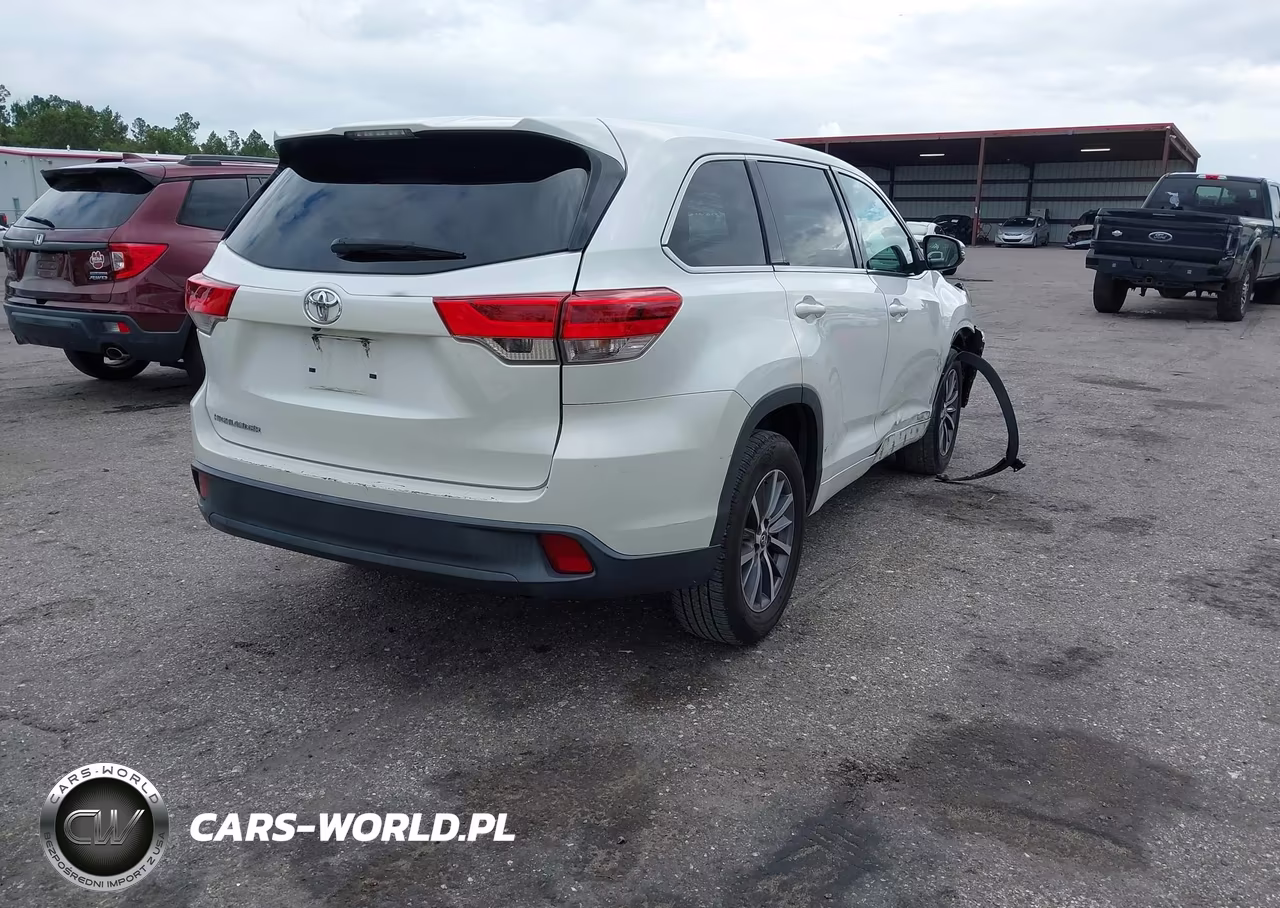 2018 Toyota Highlander Le VIN:5TDZARFH1JS035215 - 4