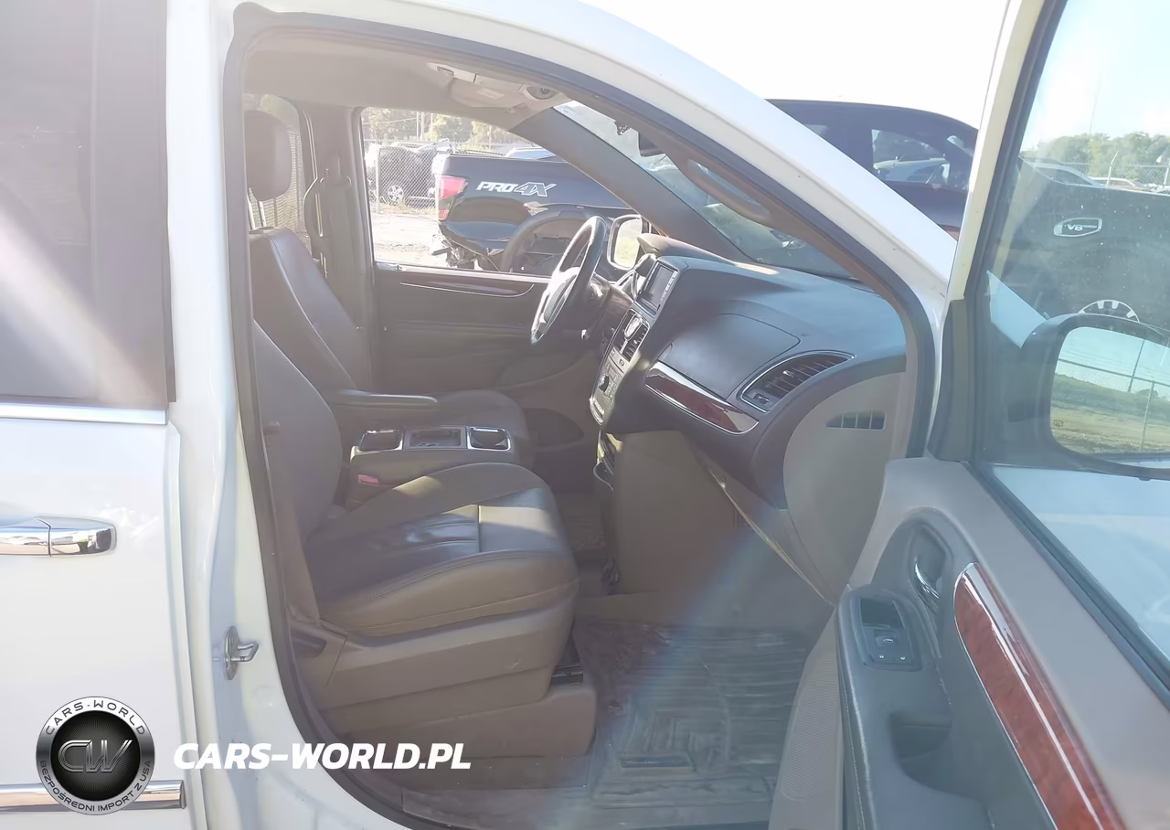 2015 Chrysler Town & Country Touring VIN:2C4RC1BG8FR618342 - 5