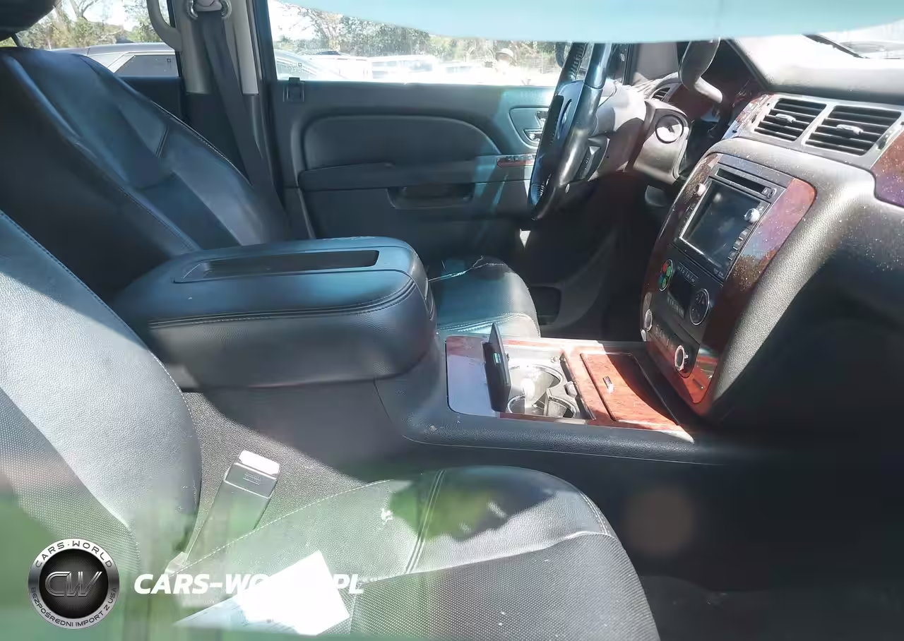 2010 Chevrolet Tahoe Ltz VIN:1GNUCCE09AR191635 - 5