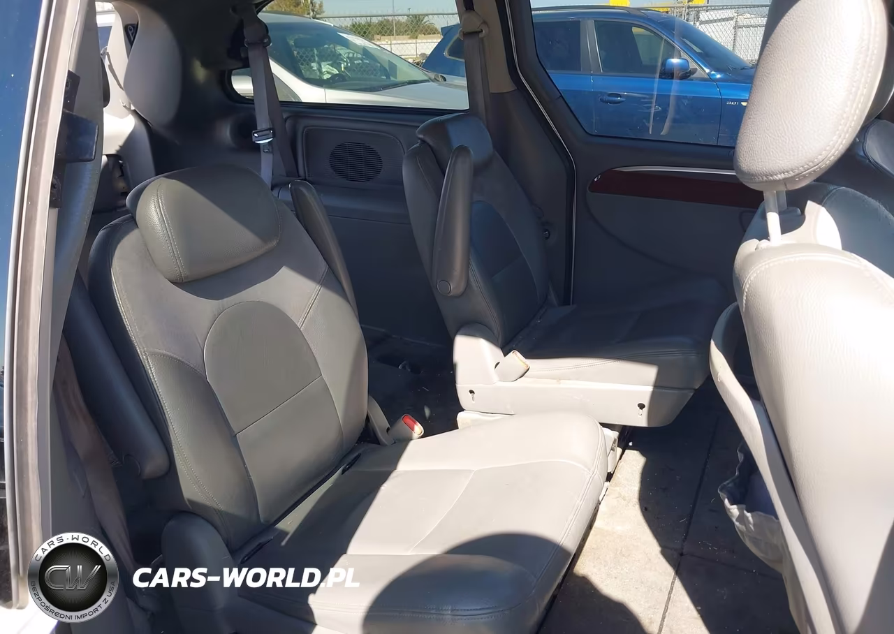 2005 Chrysler Town & Country Limited VIN:2C4GP64L05R213951 - 8