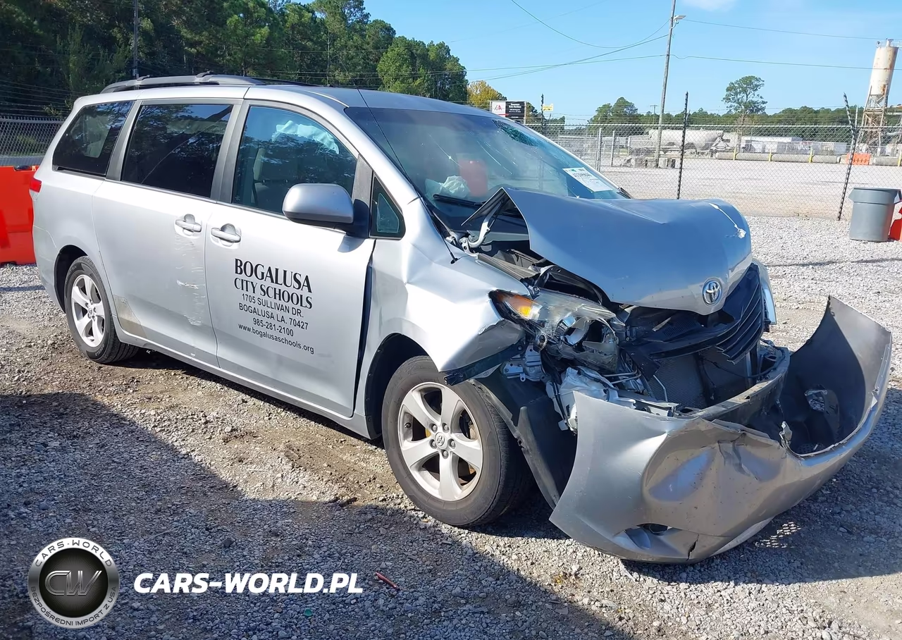 2014 Toyota Sienna Le V6 8 Passenger