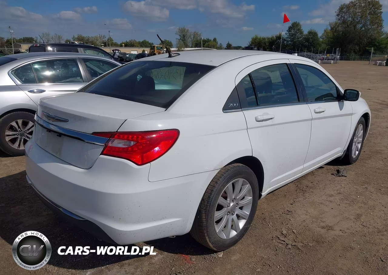 2013 Chrysler 200 Touring VIN:1C3CCBBGXDN573284 - 4