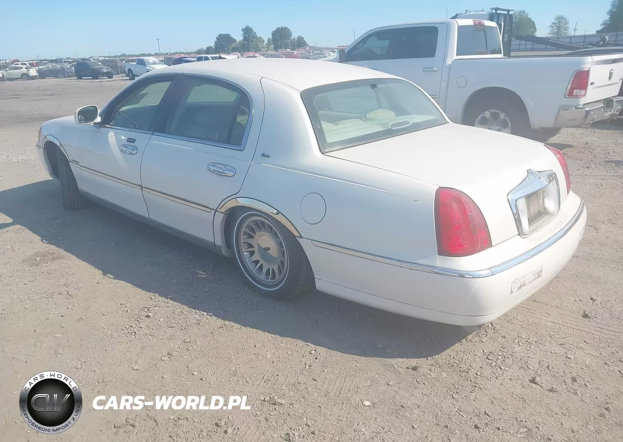 2001 Lincoln Town Car Cartier VIN:1LNHM83W51Y613140 - 3