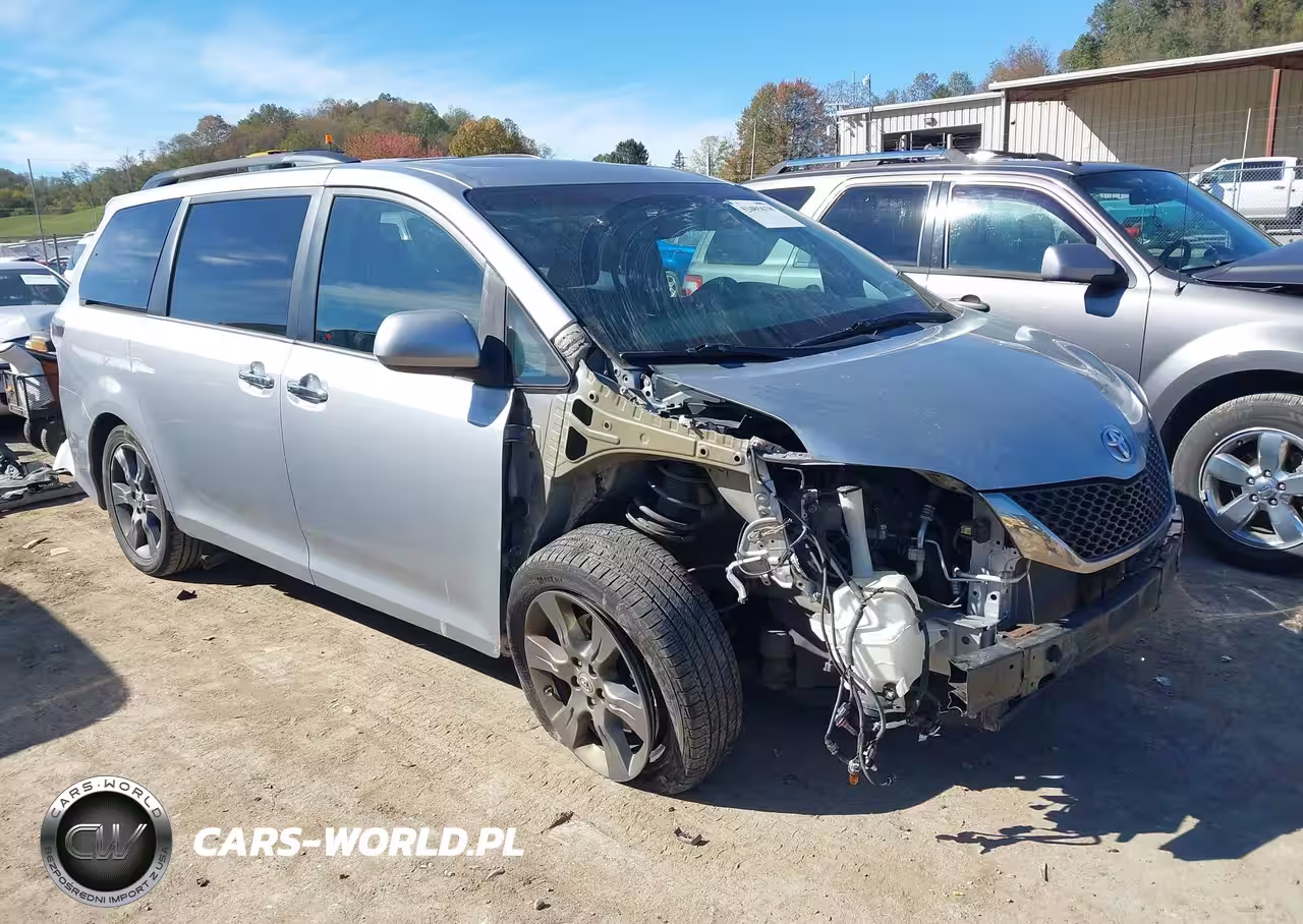 2015 Toyota Sienna Se 8 Passenger