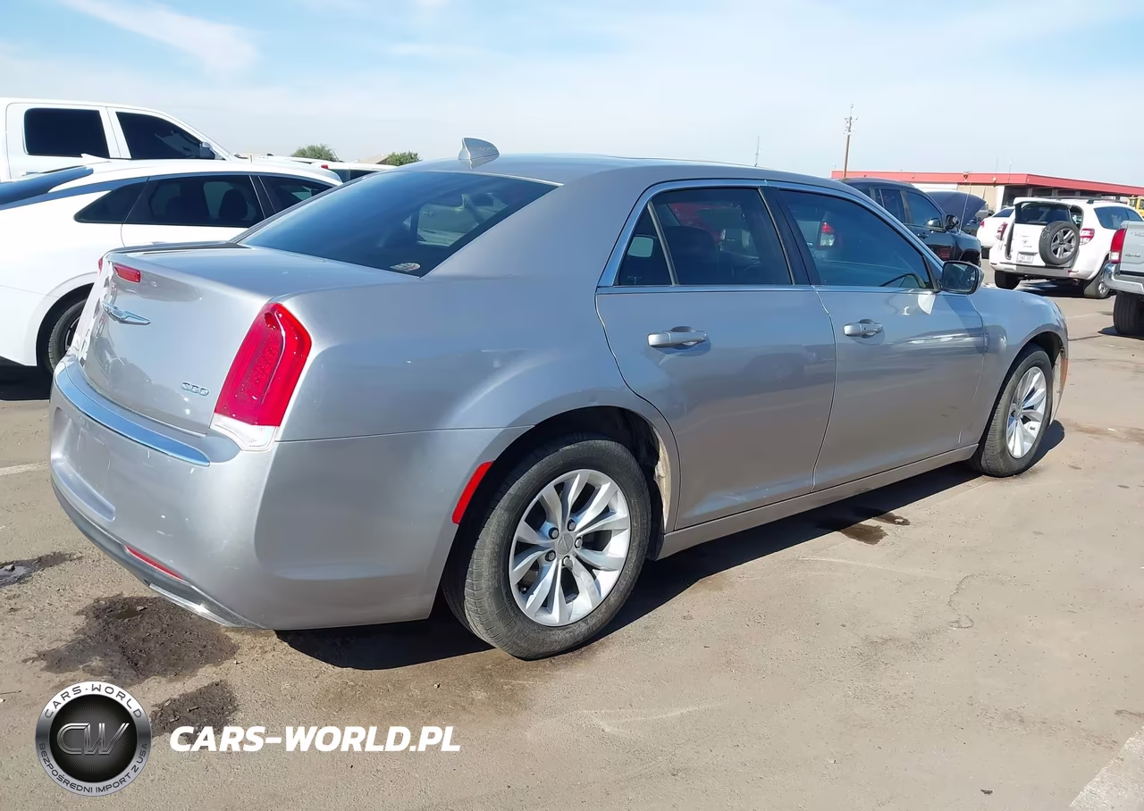 2016 Chrysler 300 Limited VIN:2C3CCAAG2GH211846 - 4