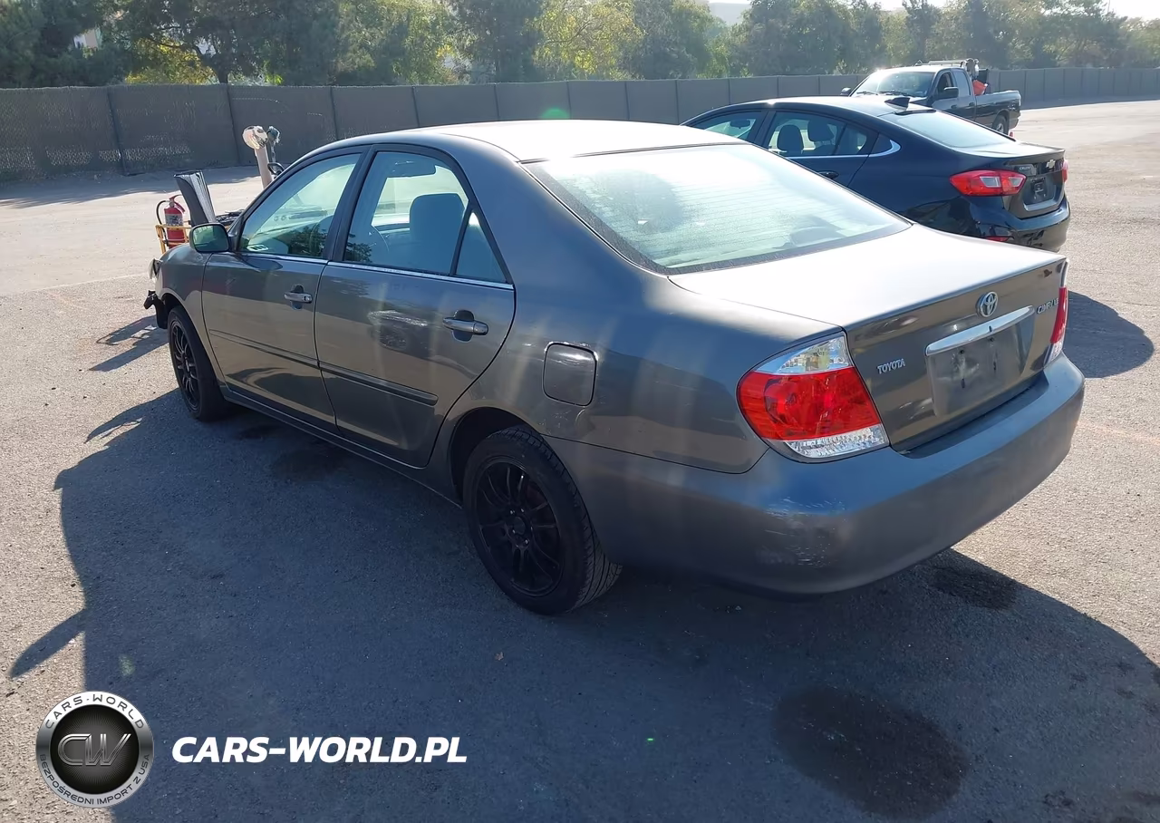 2005 Toyota Camry Le VIN:4T1BE32K95U557561 - 3