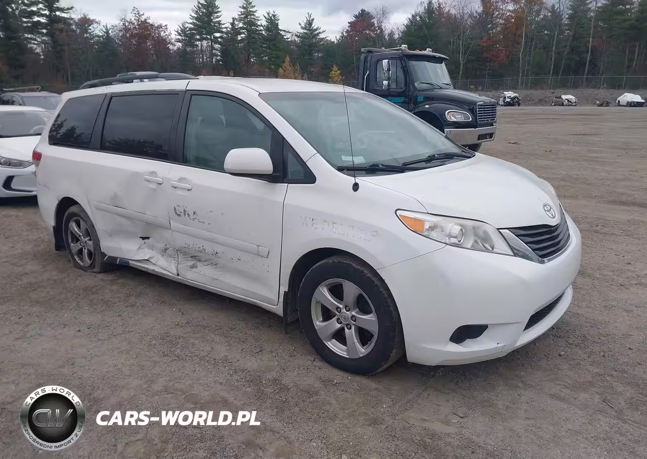 2014 Toyota Sienna Le V6 8 Passenger