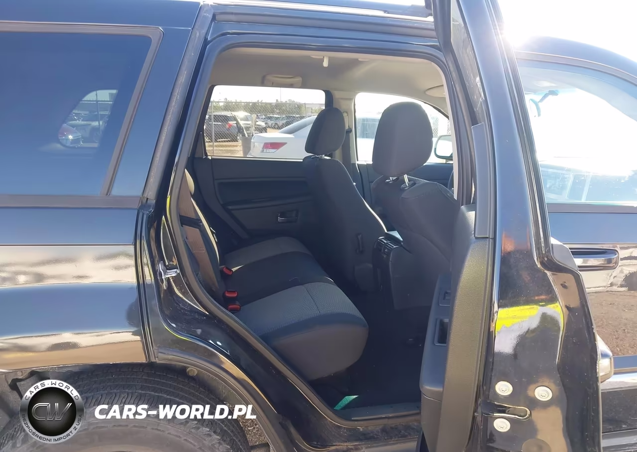 2010 Jeep Grand Cherokee Laredo VIN:1J4PR4GK2AC120606 - 8