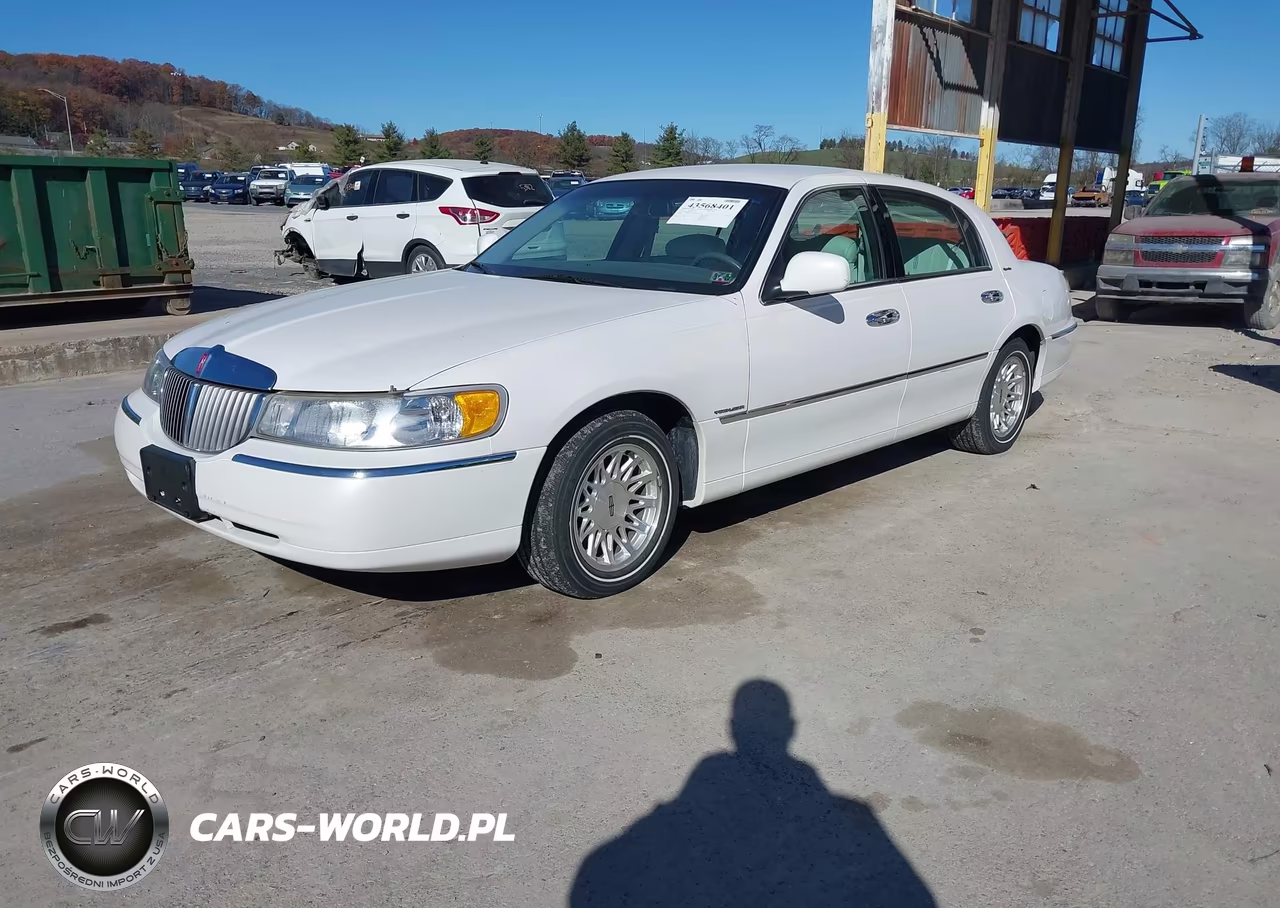 1998 Lincoln Town Car Signature VIN:1LNFM82W5WY644310 - 2