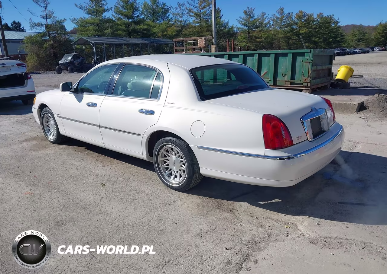 1998 Lincoln Town Car Signature VIN:1LNFM82W5WY644310 - 3