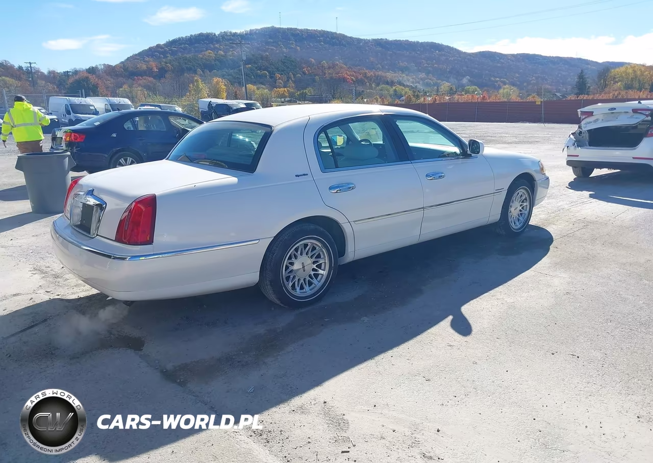 1998 Lincoln Town Car Signature VIN:1LNFM82W5WY644310 - 4