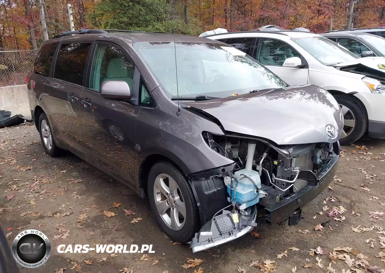 2013 Toyota Sienna Le V6 8 Passenger