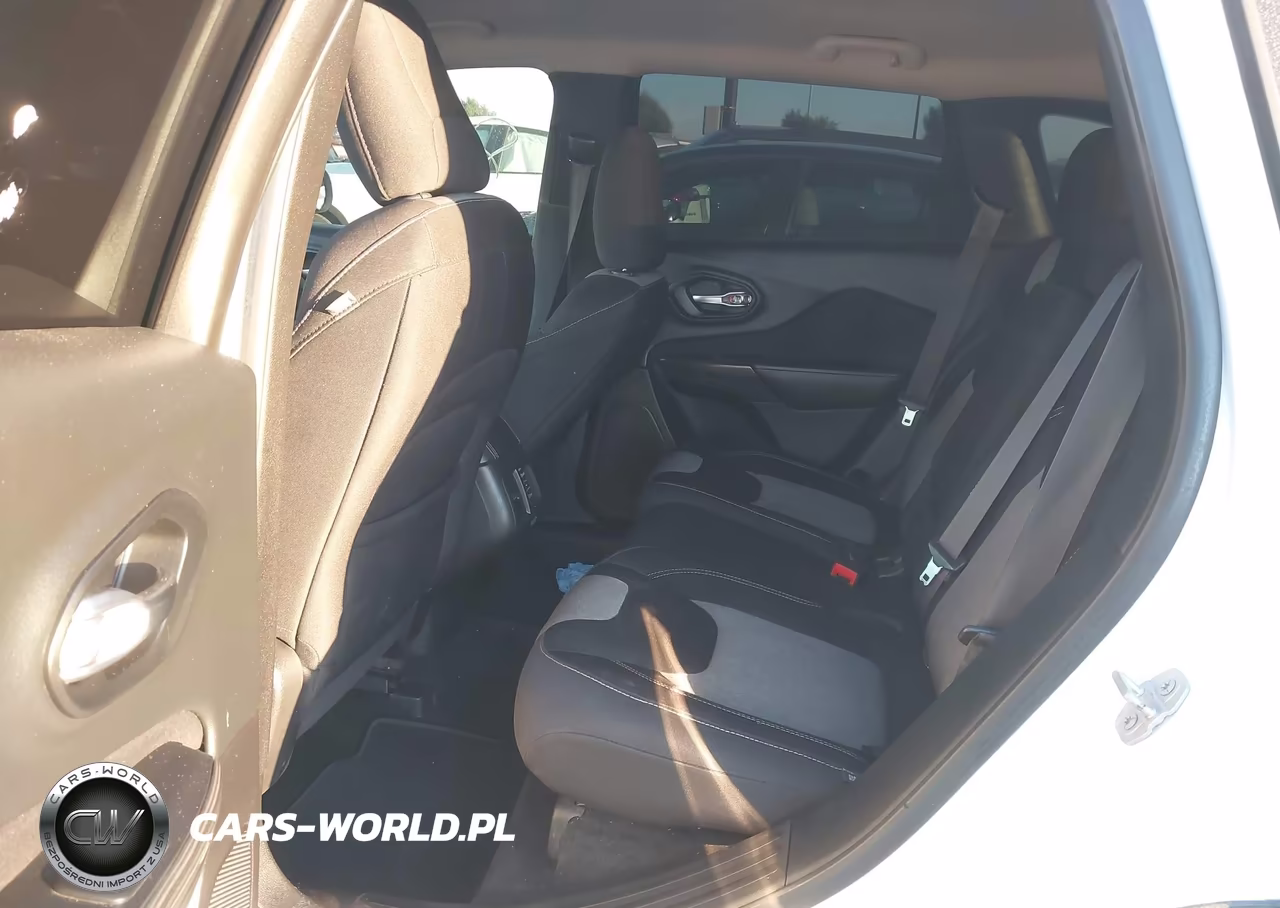 2015 Jeep Cherokee Sport VIN:1C4PJLAB4FW632695 - 8