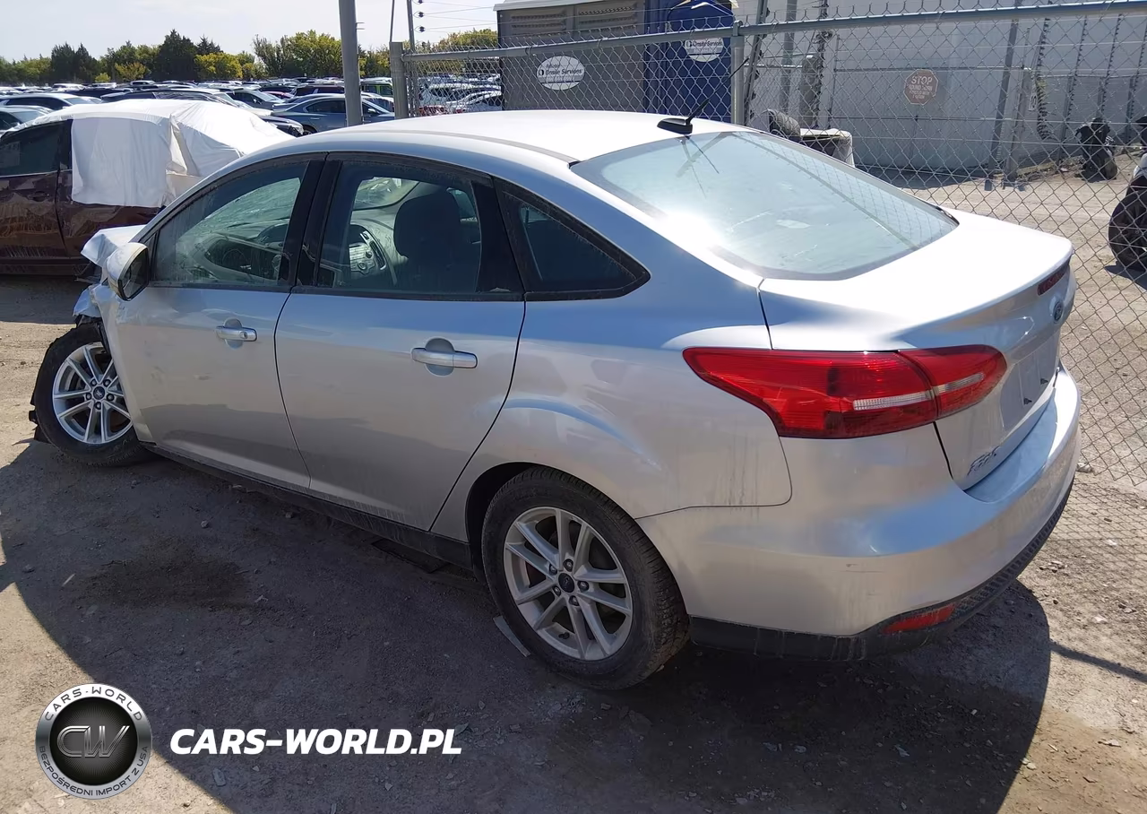 2016 Ford Focus Se VIN:1FADP3F22GL365575 - 3